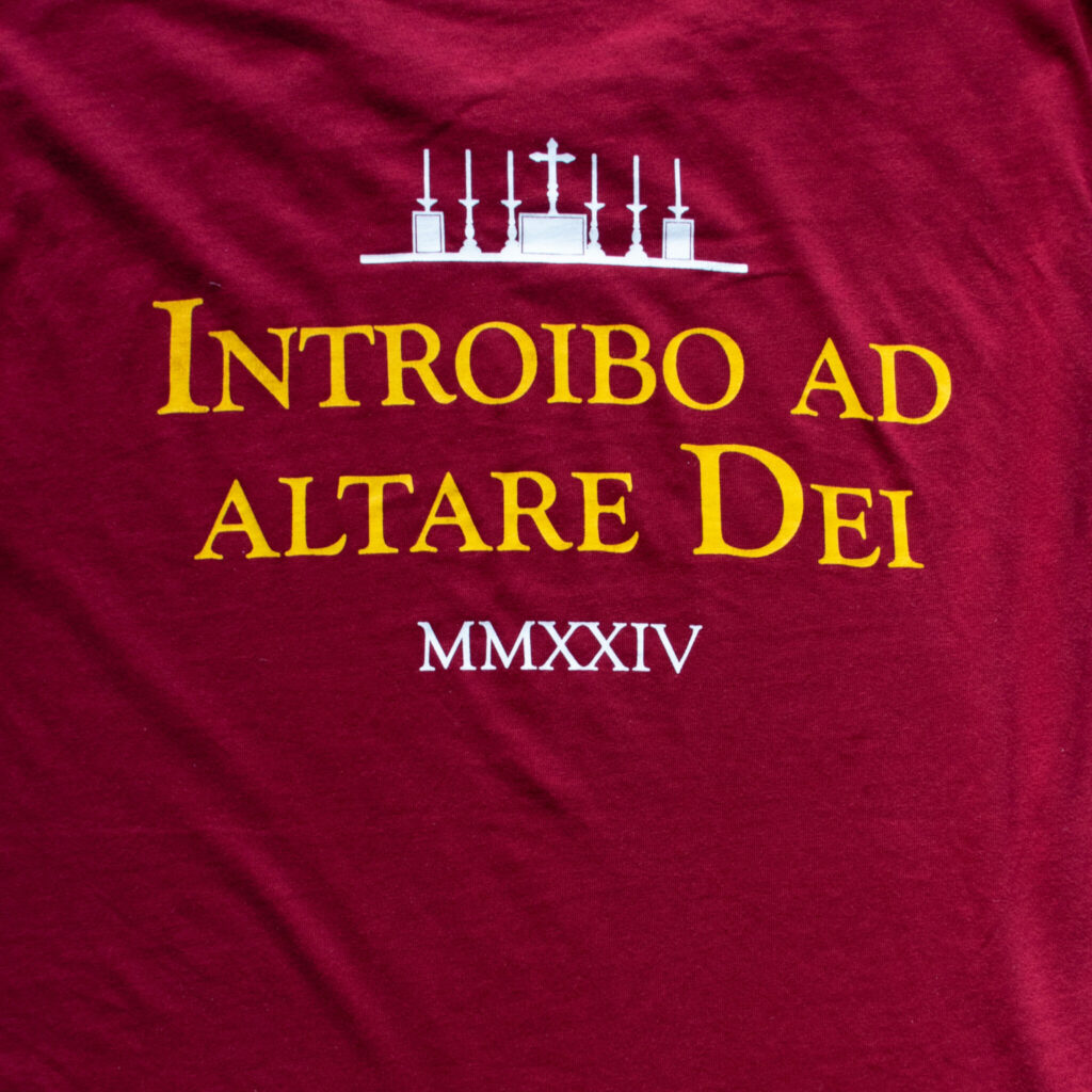 Camiseta Introibo ad altare Dei