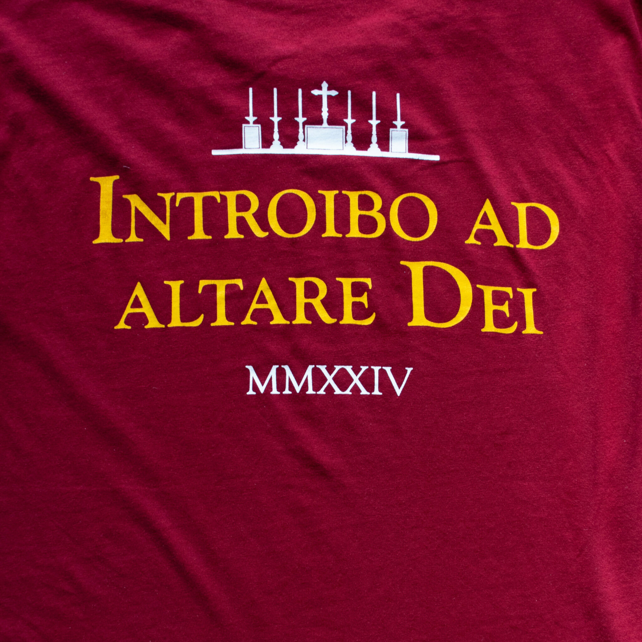 Camiseta Introibo ad altare Dei